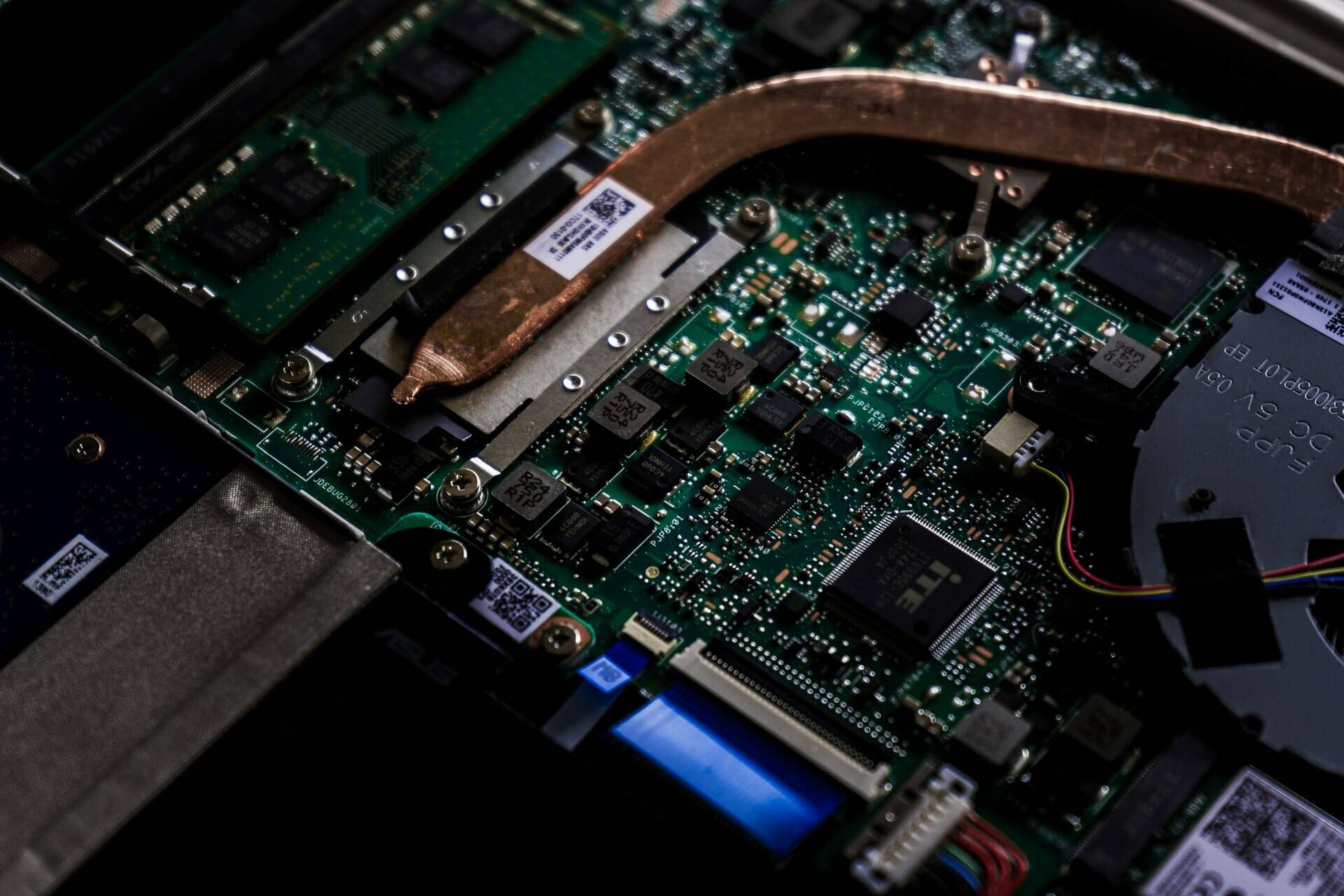 artiom-vallat-mx9axbKqKW8-unsplash