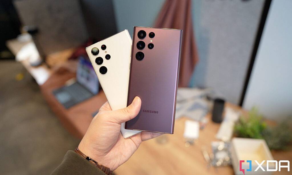 Galaxy-S22-ultra-in-hand-1024x615-4