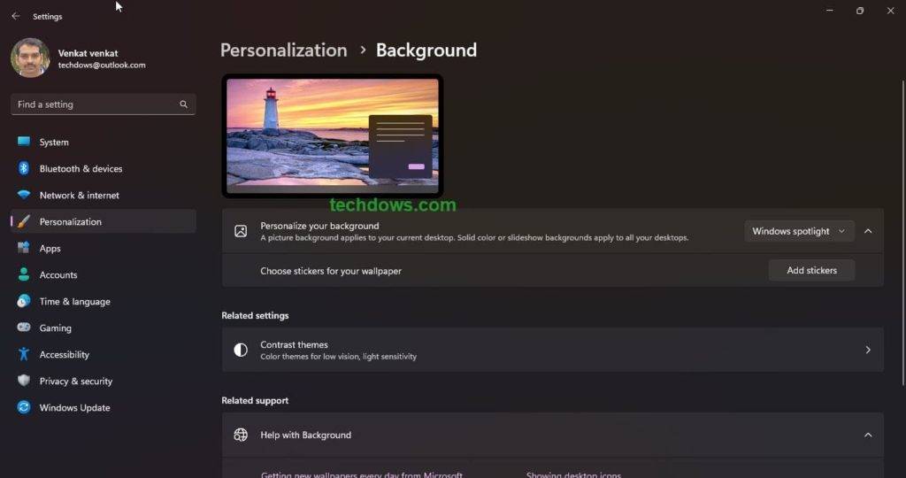 如何在 Windows 11 中启用或禁用桌面上的贴纸