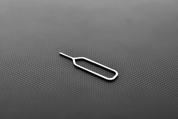 如何在 iPhone 和 Android 上打开 SIM 卡插槽