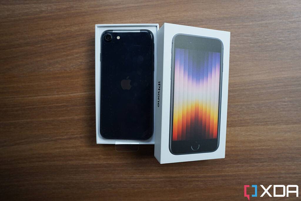 Apple iPhone SE 3 (2022) 拆箱:盒子里有什么?