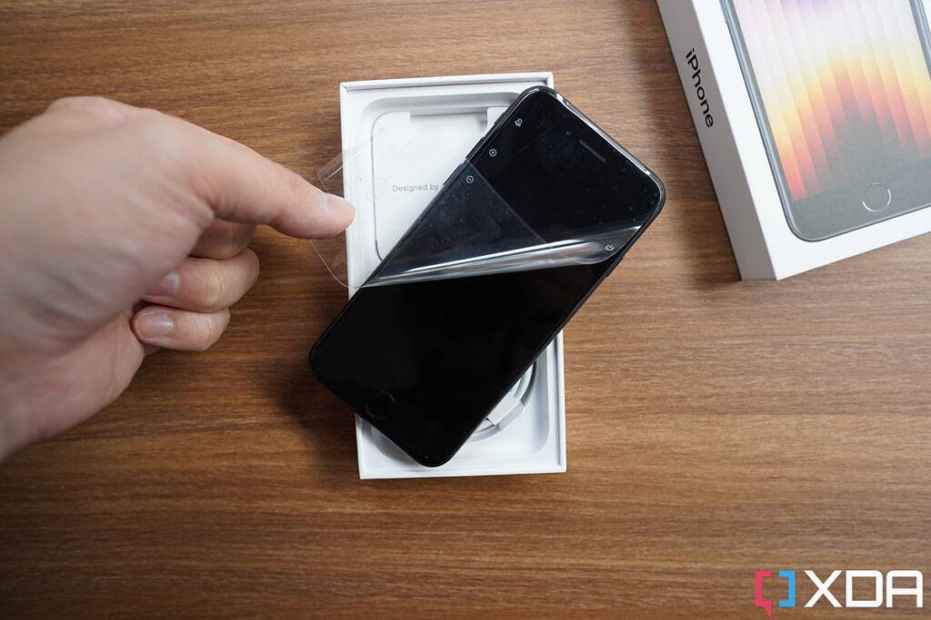 Apple iPhone SE 3 (2022) 拆箱:盒子里有什么?