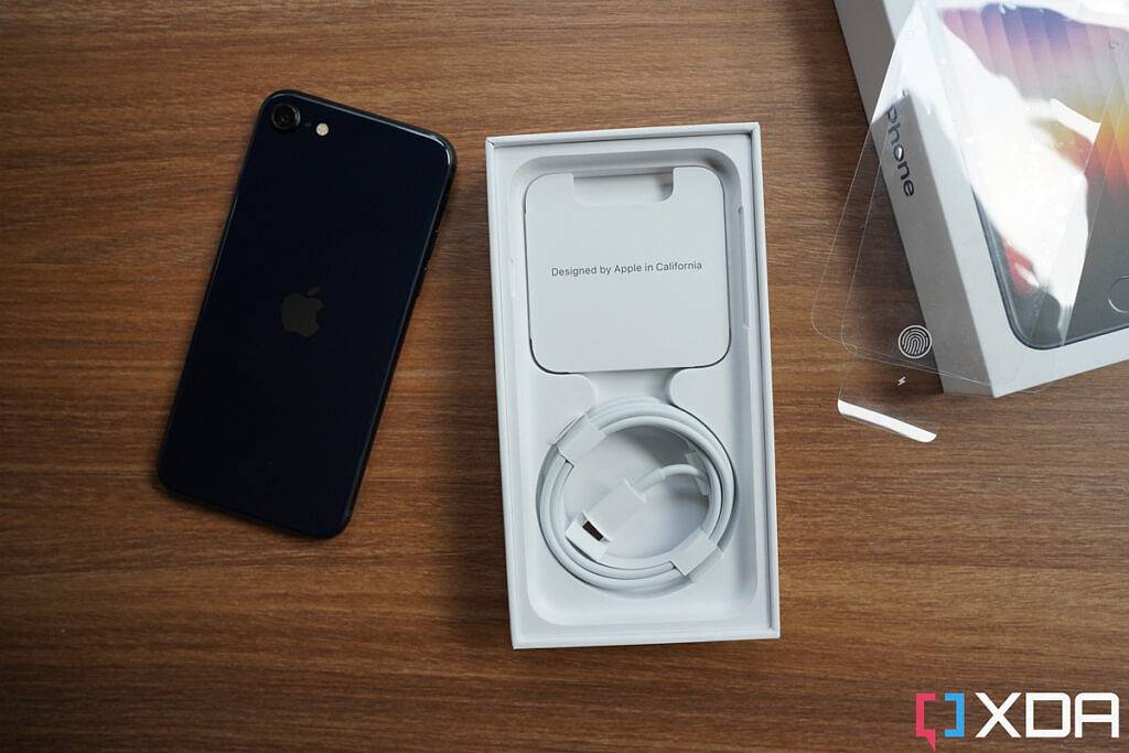 Apple iPhone SE 3 (2022) 拆箱:盒子里有什么?