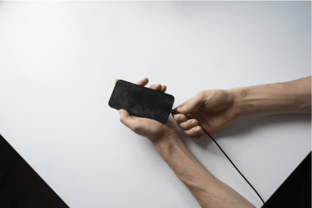 苹果手机掉水里怎么办，从水里拿出iPhone 后如何操作？