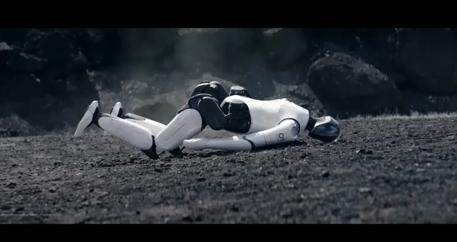 走路都会摔倒的小米“铁大”机器人，终于学会了打架子鼓，似乎打的还不错？