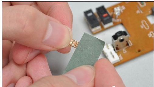 鼠标怎么拆开,小编教你鼠标的拆解过程