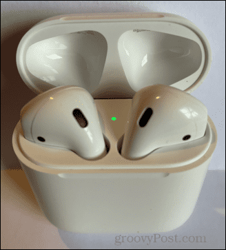 如何确认您的 AirPods 充电盒是否正在充电?