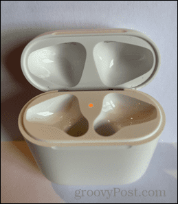 如何确认您的 AirPods 充电盒是否正在充电?