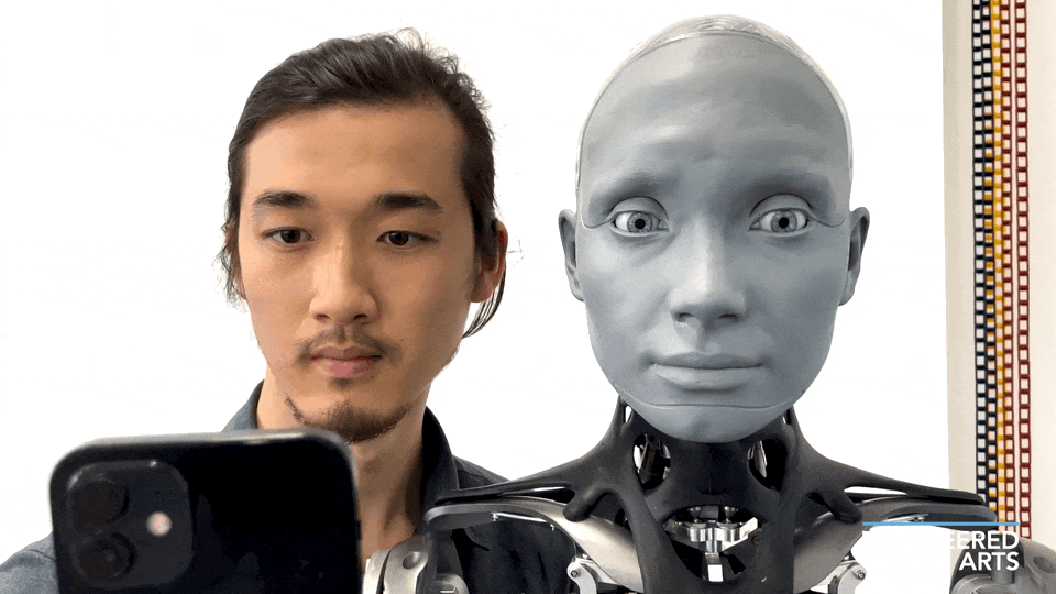 机器人学我表情的样子，让人感到一丝恐惧