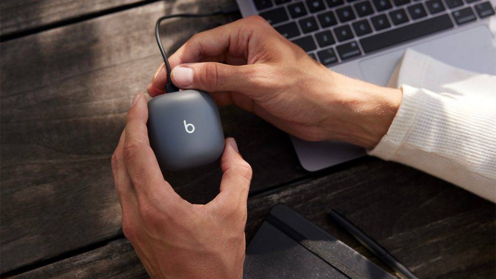 BeatsFitPro_SageGray_Lifestyle_0067_WEB_v3