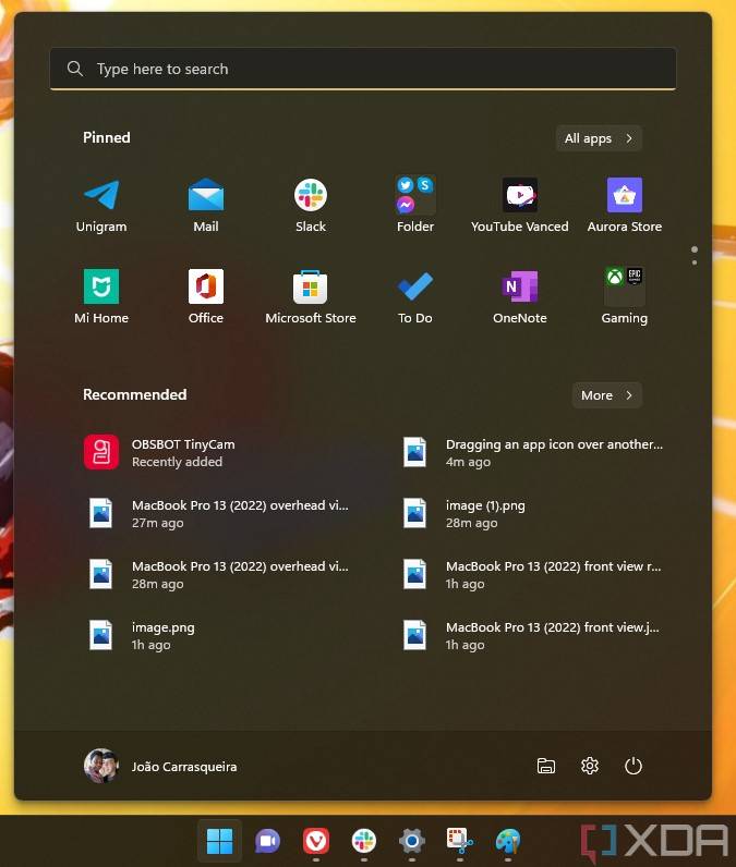 Windows-11-Start-menu-with-a-folder-with-three-items-inside-1