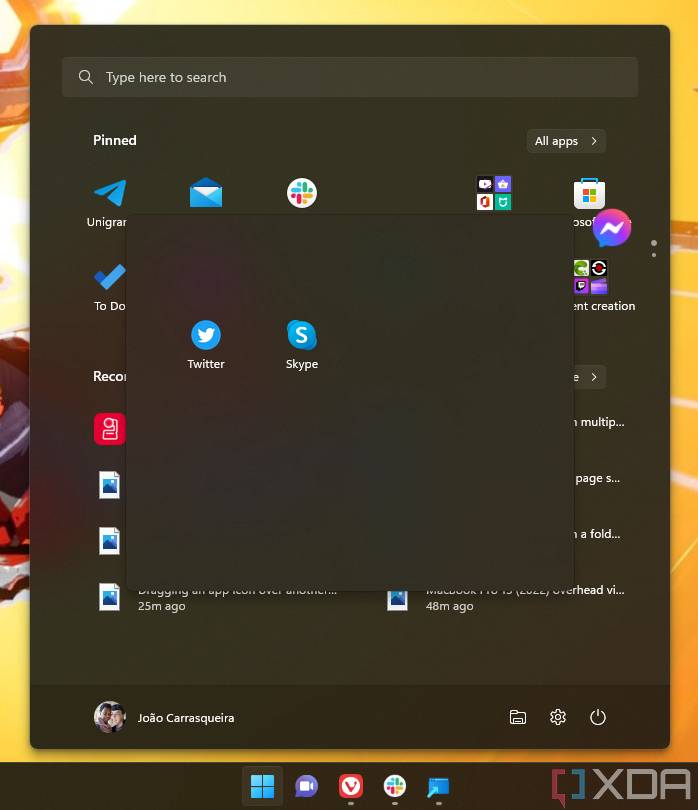 Dragging-an-app-icon-outside-of-a-folder-in-the-Windows-11-Start-menu-1