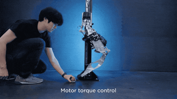 特斯拉人形机器人集体出街!马斯克:比车便宜,会有100亿台