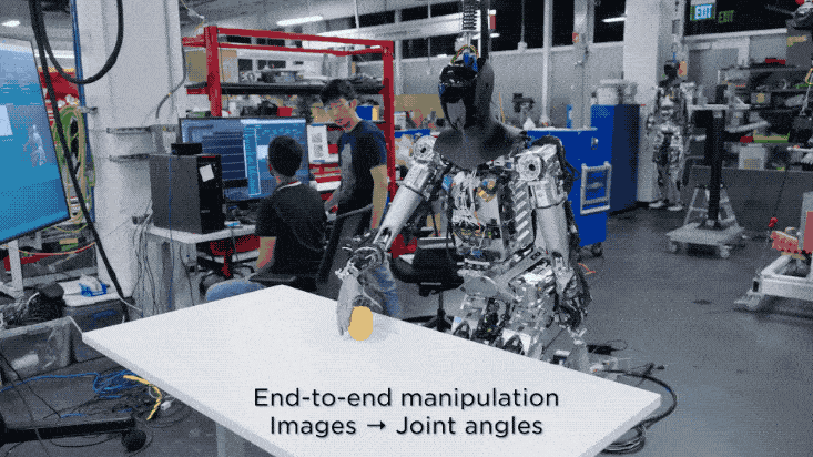 特斯拉人形机器人集体出街!马斯克:比车便宜,会有100亿台