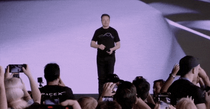 特斯拉人形机器人集体出街!马斯克:比车便宜,会有100亿台