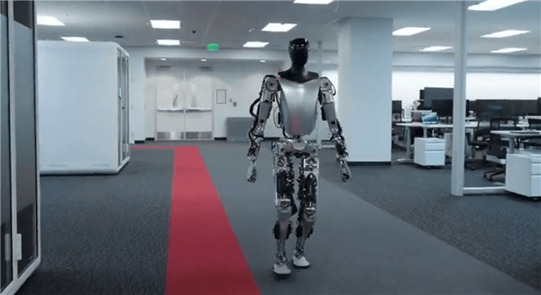 马斯克秀肌肉！特斯拉擎天柱机器人最新酷炫演示：AI大提升、行走更自然