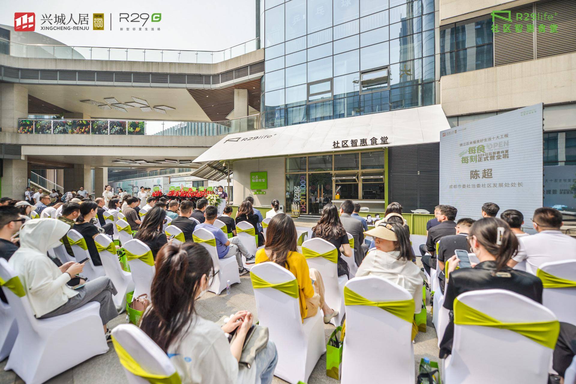 炒菜机器人+共享厨房 这个社区食堂主打一个智慧化