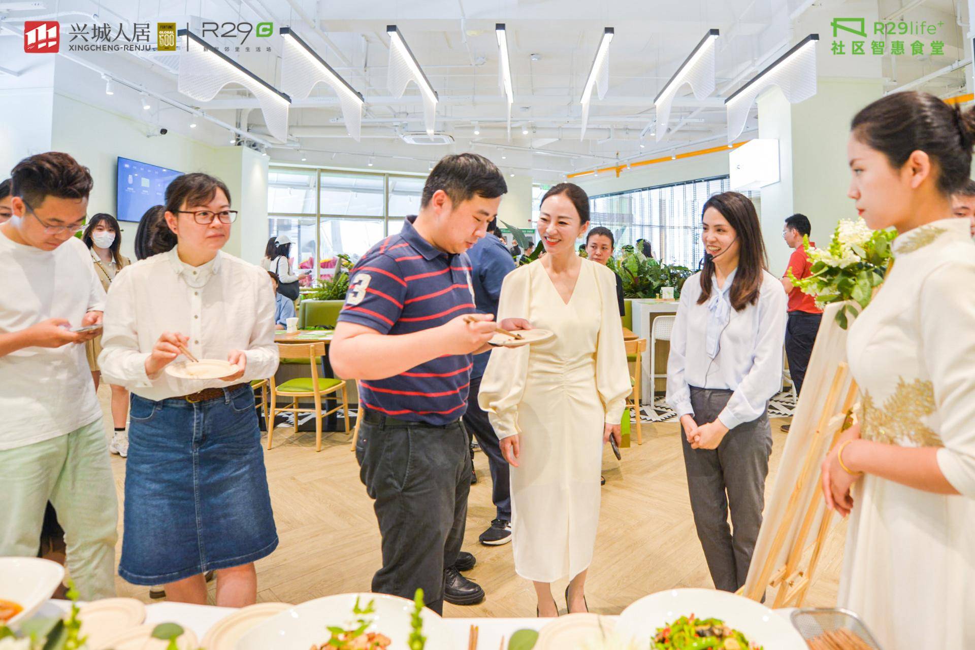 炒菜机器人+共享厨房 这个社区食堂主打一个智慧化