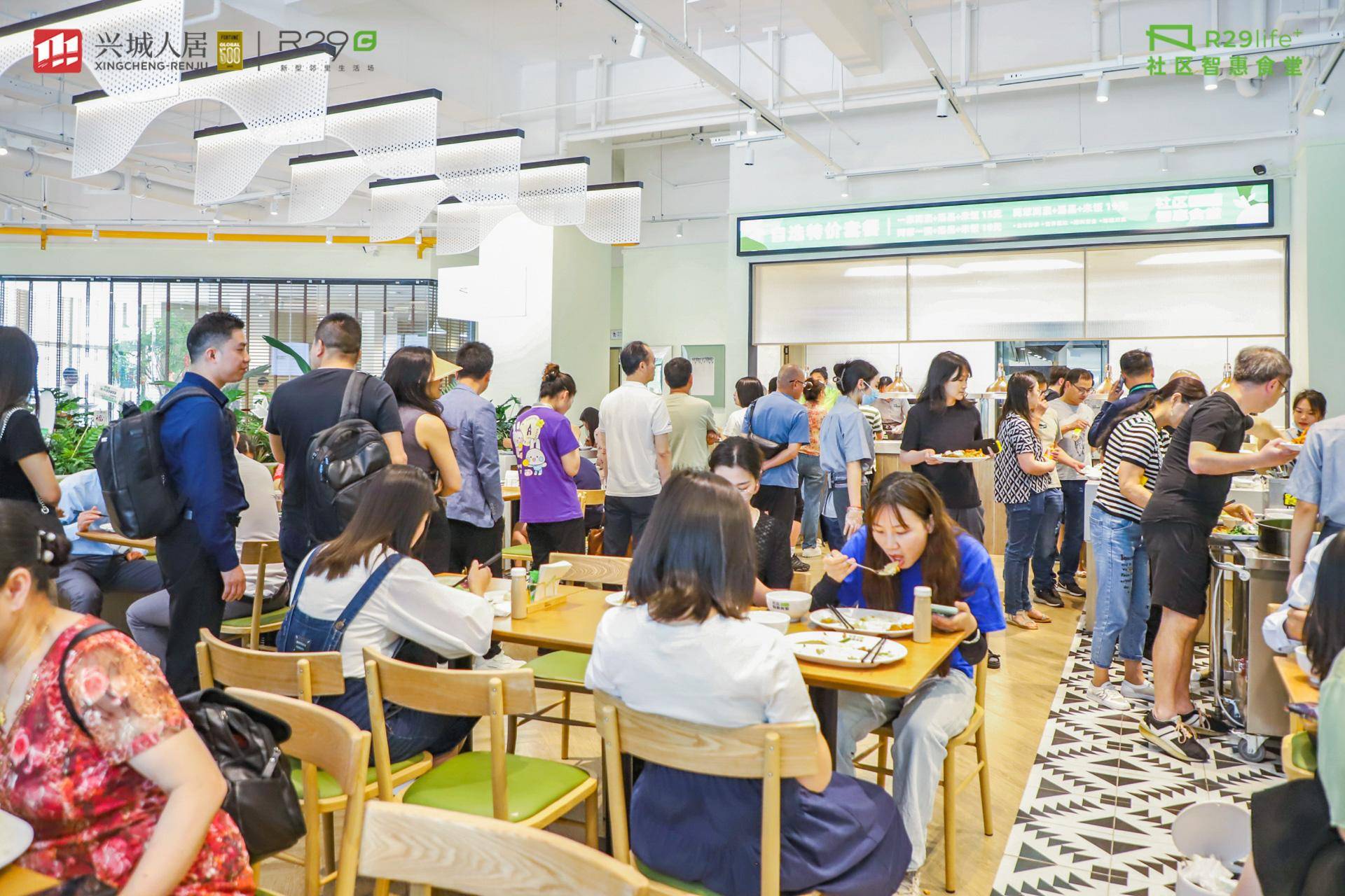 炒菜机器人+共享厨房 这个社区食堂主打一个智慧化