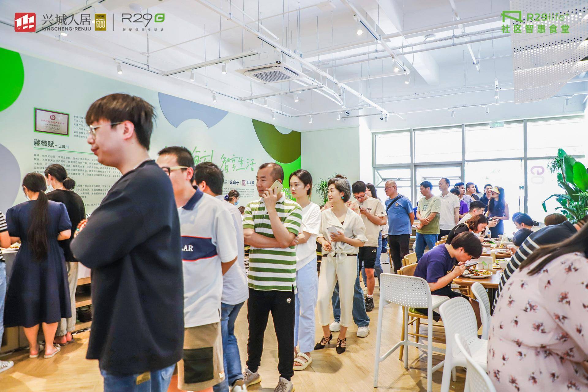 炒菜机器人+共享厨房 这个社区食堂主打一个智慧化