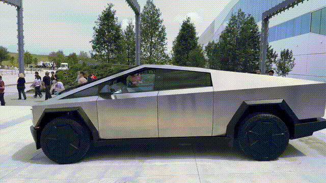 一大波特斯拉人形机器人上线，马斯克震撼官宣2款新车！