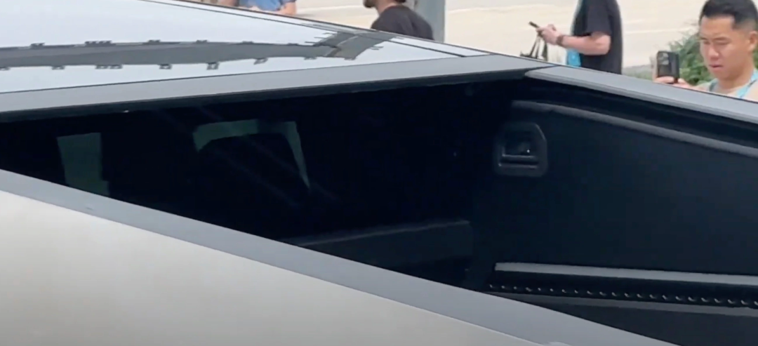 一大波特斯拉人形机器人上线，马斯克震撼官宣2款新车！