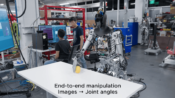 特斯拉的人形机器人可以缓慢移动、捡东西了