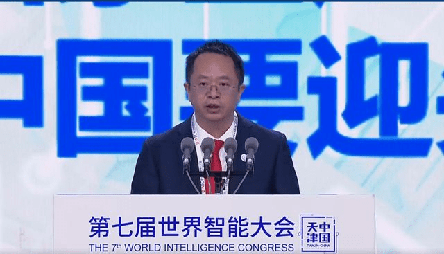 大佬云集谈AI!李彦宏称“AI不会抢饭碗”,周鸿祎展示两款大模型产品