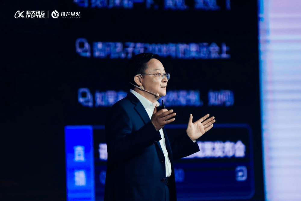 大佬云集谈AI!李彦宏称“AI不会抢饭碗”,周鸿祎展示两款大模型产品