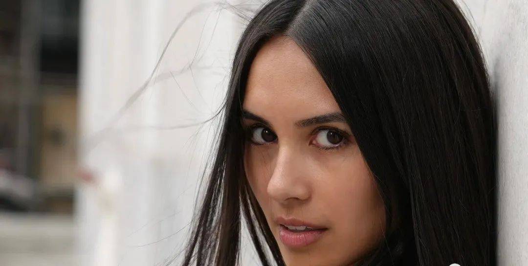 23岁网红用AI分身交1000男友！月入500万美元，谈恋爱按分钟计费