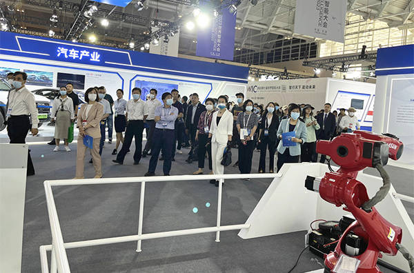 新松携多品类机器人产品亮相第七届世界智能大会天津展区