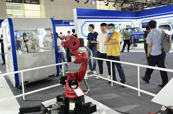 新松携多品类机器人产品亮相第七届世界智能大会天津展区