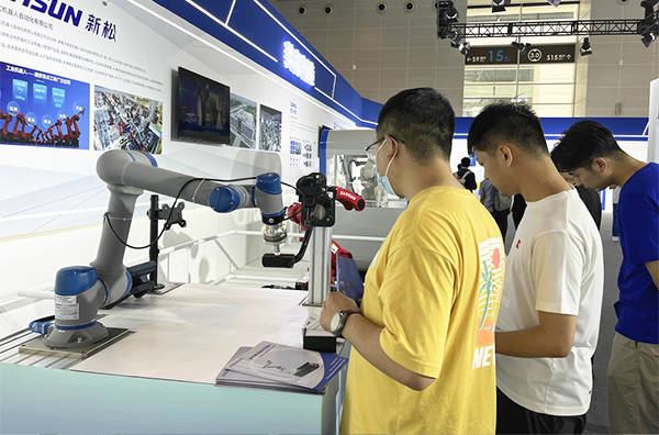 新松携多品类机器人产品亮相第七届世界智能大会天津展区