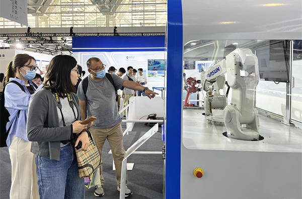 新松携多品类机器人产品亮相第七届世界智能大会天津展区