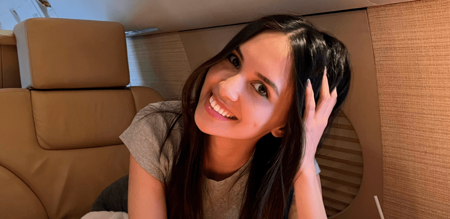 美国网红做了个“AI 版自己”,月赚 500 万!