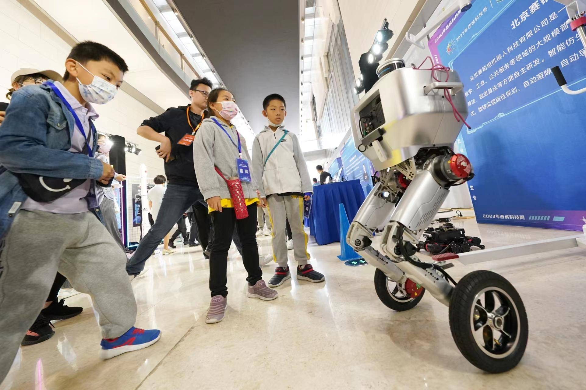 天桥，机器人、机械狗今天现场“卖艺”！小观众最开心