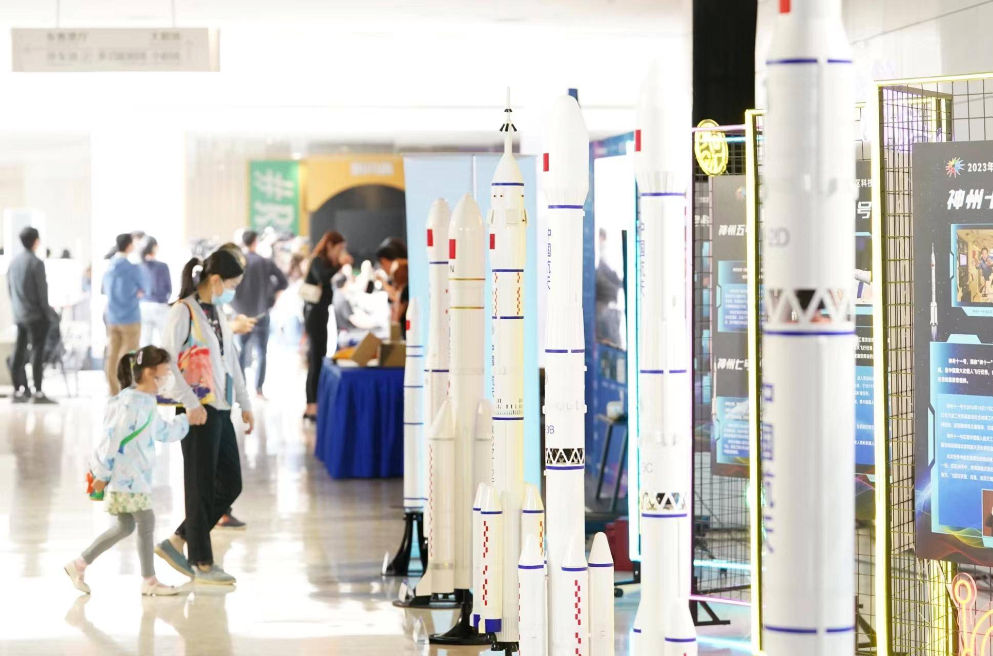 天桥，机器人、机械狗今天现场“卖艺”！小观众最开心