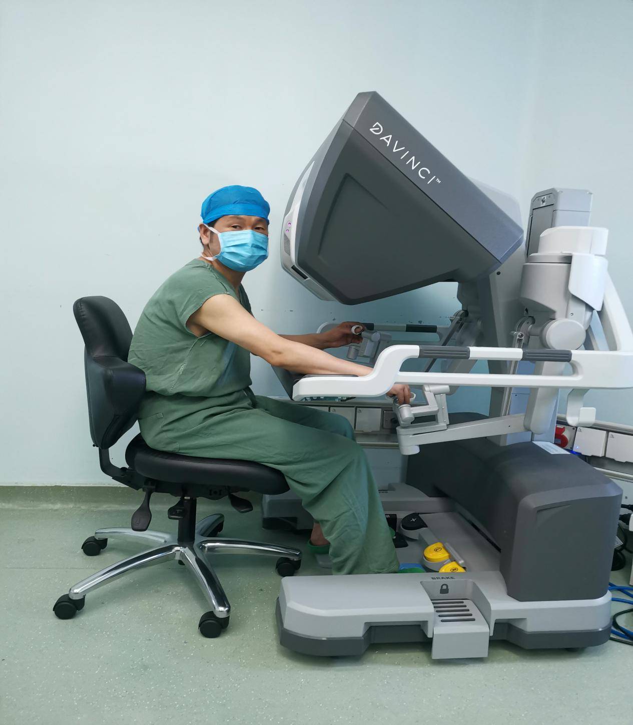 宝鸡市中心医院：机器人手术让患者重见曙光