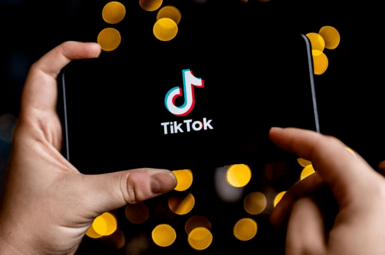 长城汽车实名举报比亚迪；TikTok 测试 AI 聊天机器人；视频号小范围内测本地生活业务 | 极客早知道