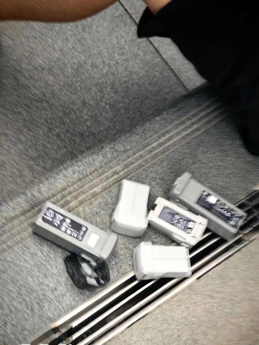 大疆 DJI Air 3 无人机曝光:升级上下双摄、插入式电池