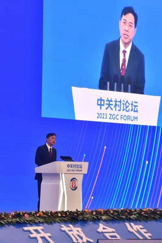 李彦宏：AI大模型要先上“牌桌”，才能参与规则制定