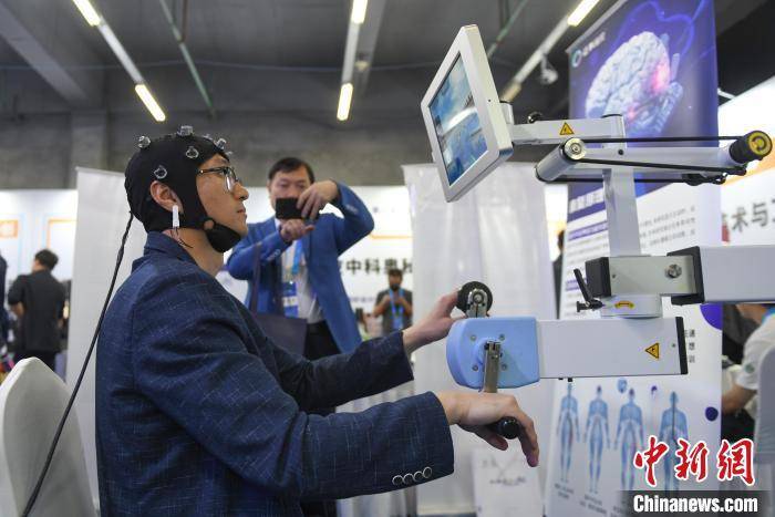 浙江宁波：机器人峰会引人参观