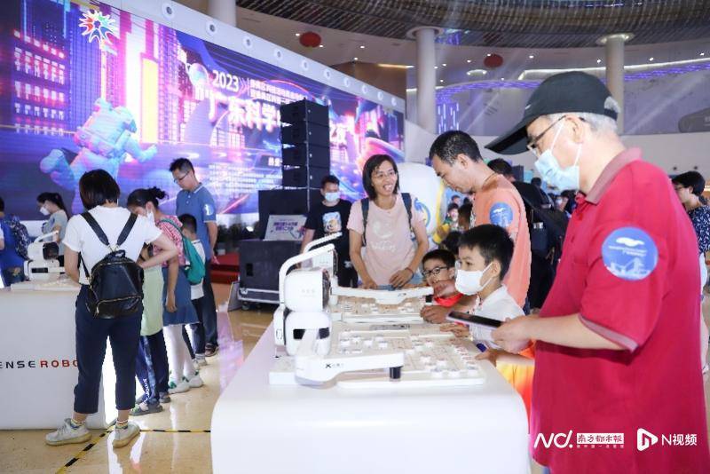 广东科学中心特色科学之夜，AI下棋机器人抢眼！