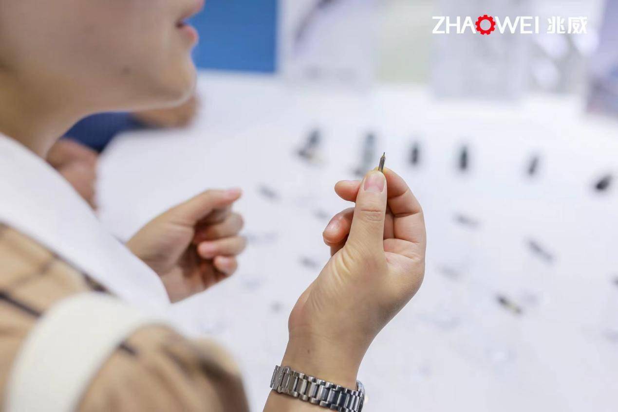 看看CMEF医疗展“医疗机器人开会”