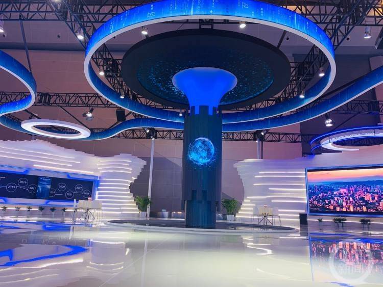 第五届西洽会|高仿人机器人、“火箭”……已“就位”