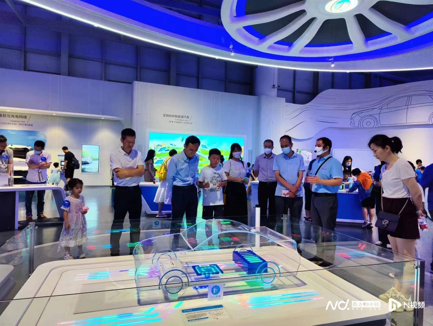 跟AI下棋、操控仿生机器人…这场“科学之夜”神奇又过瘾