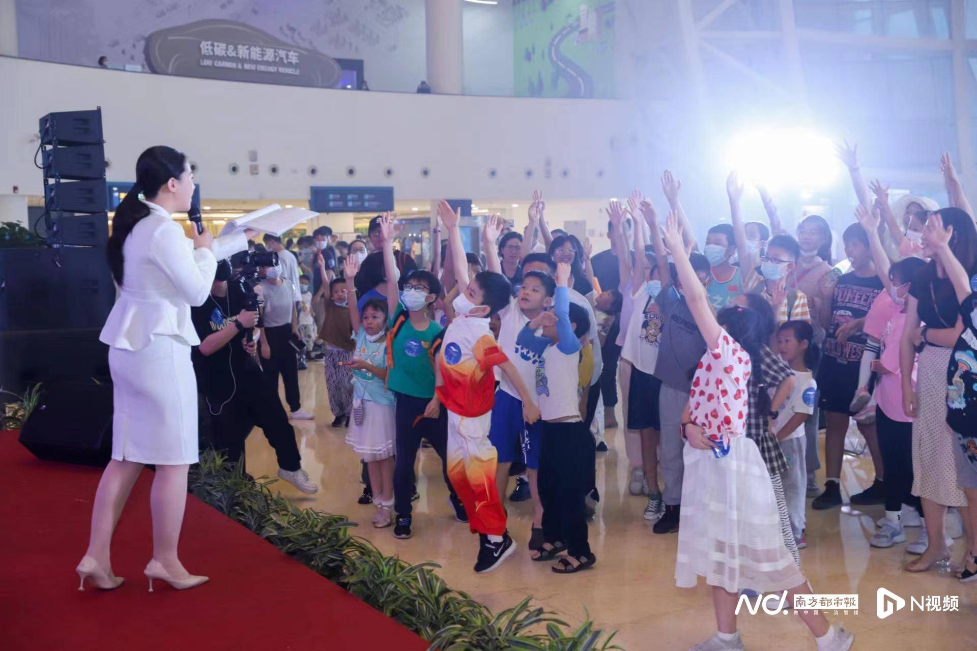 跟AI下棋、操控仿生机器人…这场“科学之夜”神奇又过瘾