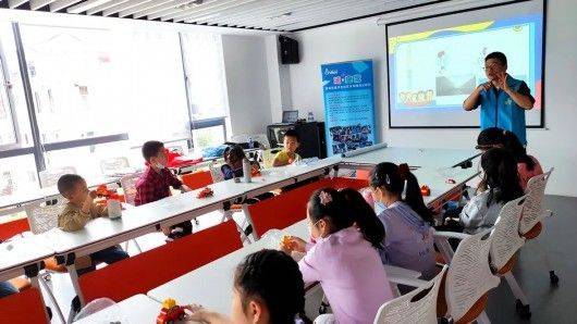 激发青少年科技兴趣！宝山这里开展人工智能机器人搭建与编程主题活动