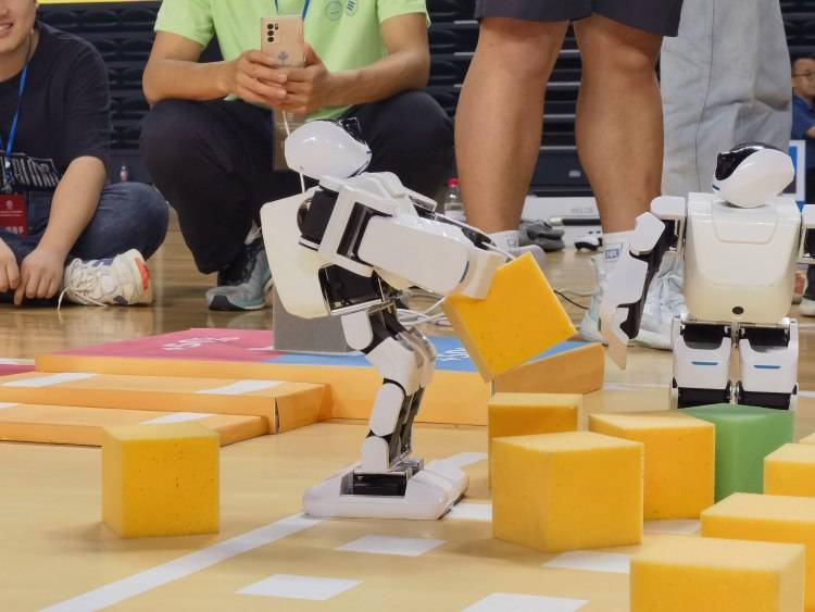 俯卧撑、搬物品、翻越障碍......这场机器人大赛“玩”出新花样
