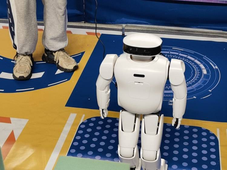 俯卧撑、搬物品、翻越障碍......这场机器人大赛“玩”出新花样